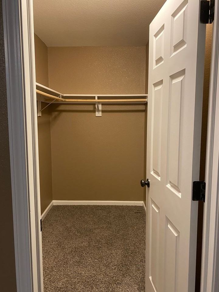 901 Bremner Ave - Photo 3 of 15