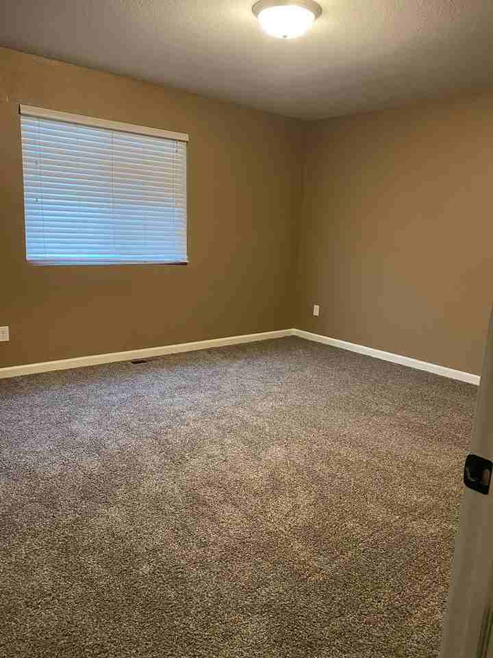 901 Bremner Ave - Photo 6 of 15