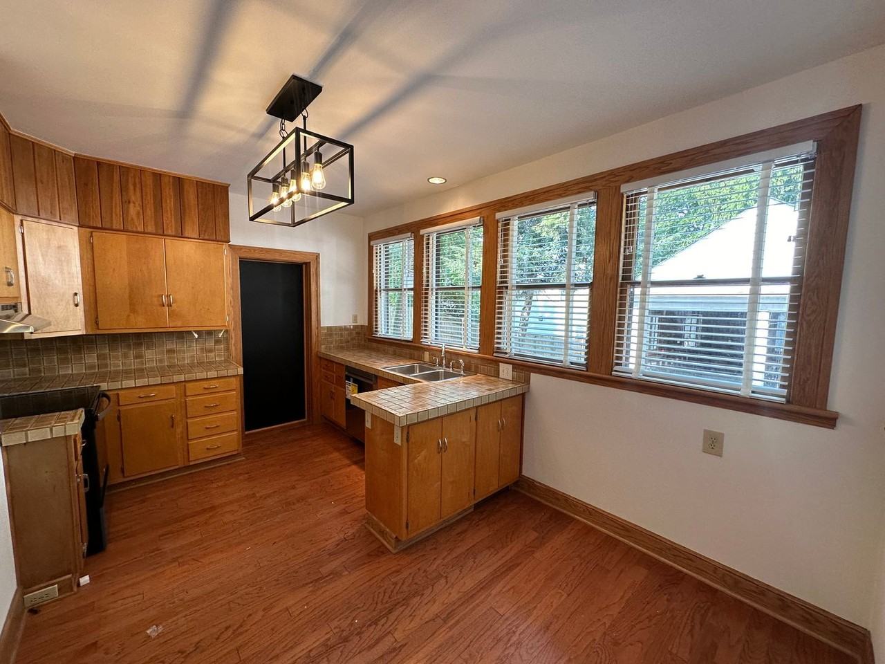 230 E 18th Ave - Photo 4 of 25