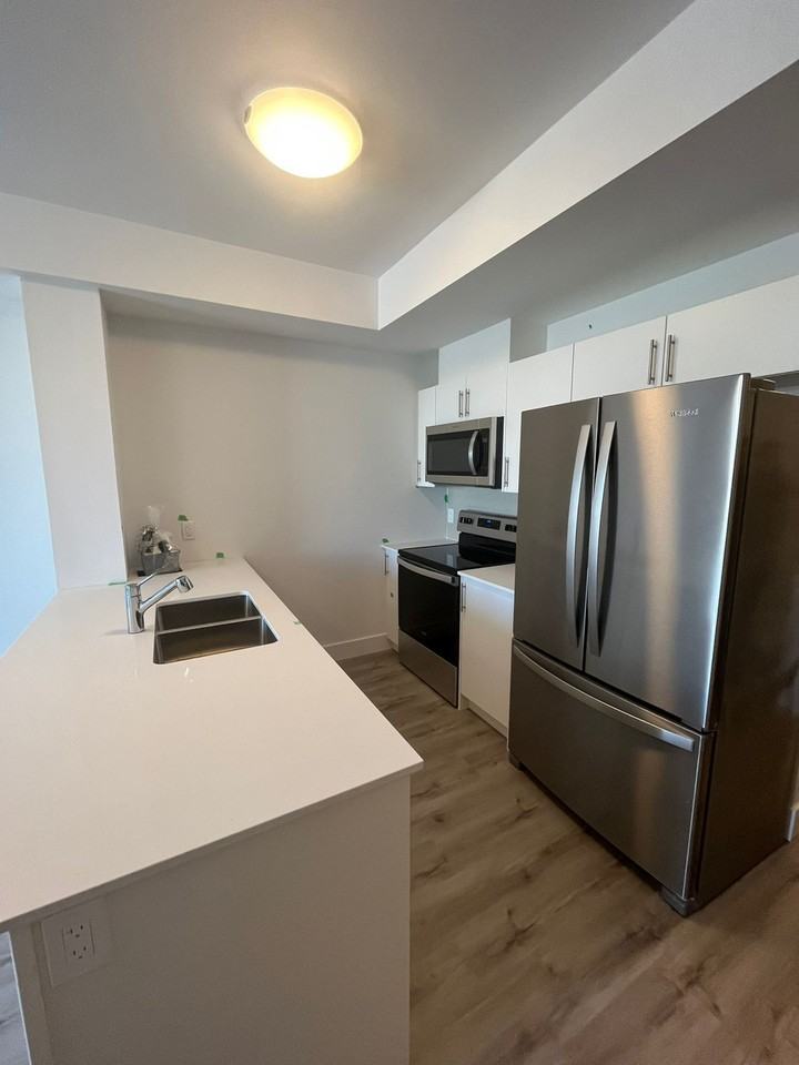 10 Harbour Street W - Photo 3 of 11