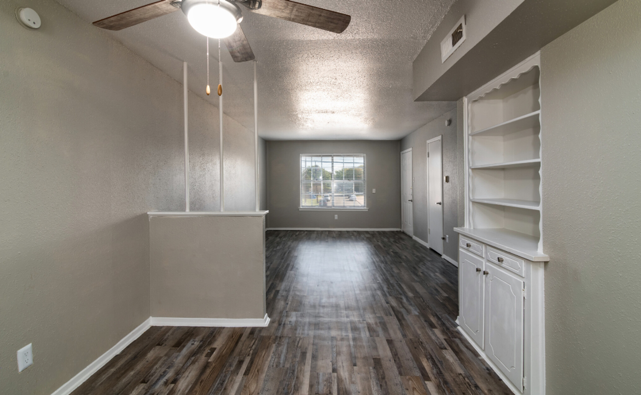 Royal Terrace: All Bills Paid! Leasing Specials! Renovated Euless Apartments, New Management! - Photo 3 of 50