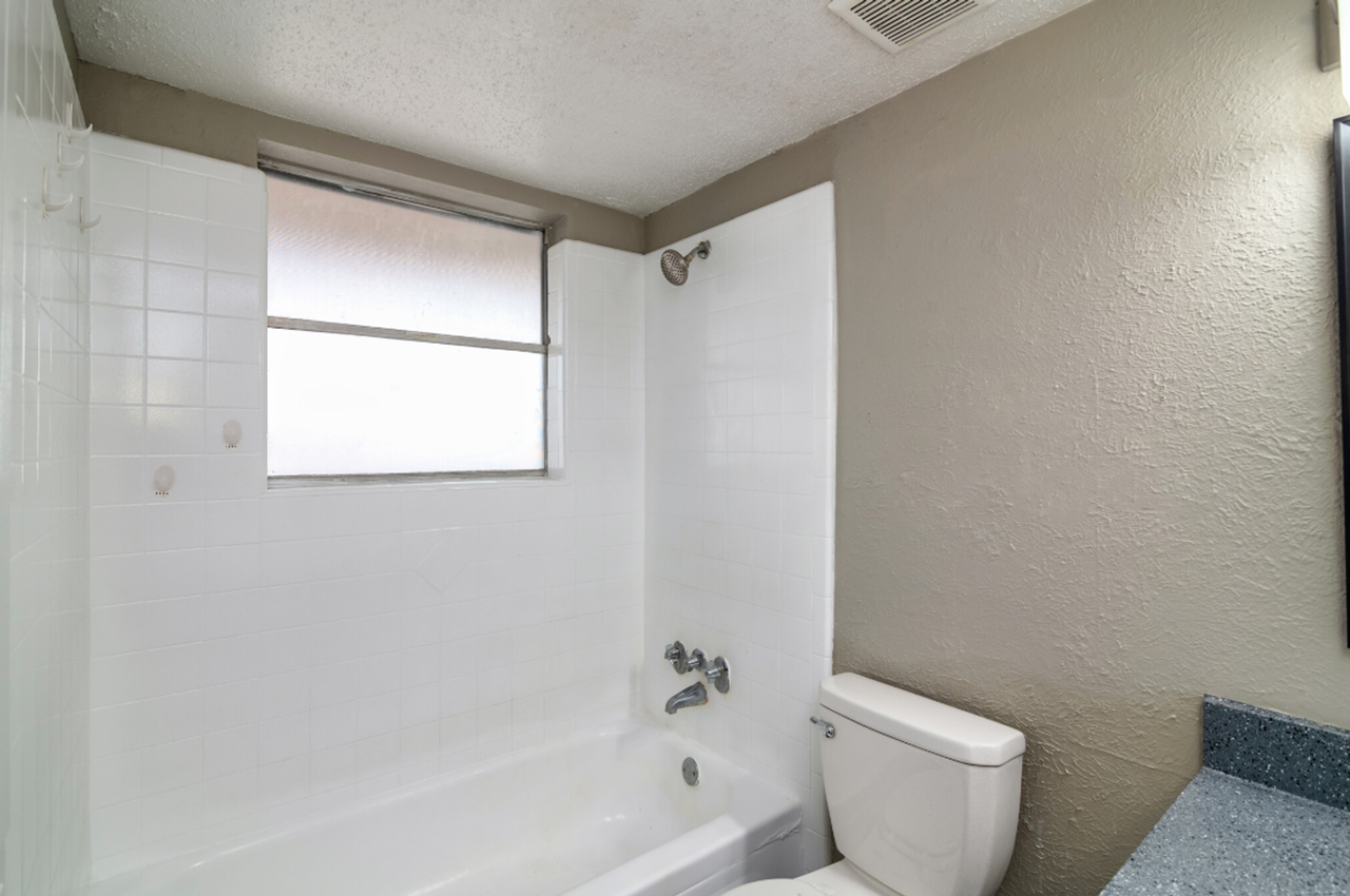 Royal Terrace: All Bills Paid! Leasing Specials! Renovated Euless Apartments, New Management! - Photo 5 of 50