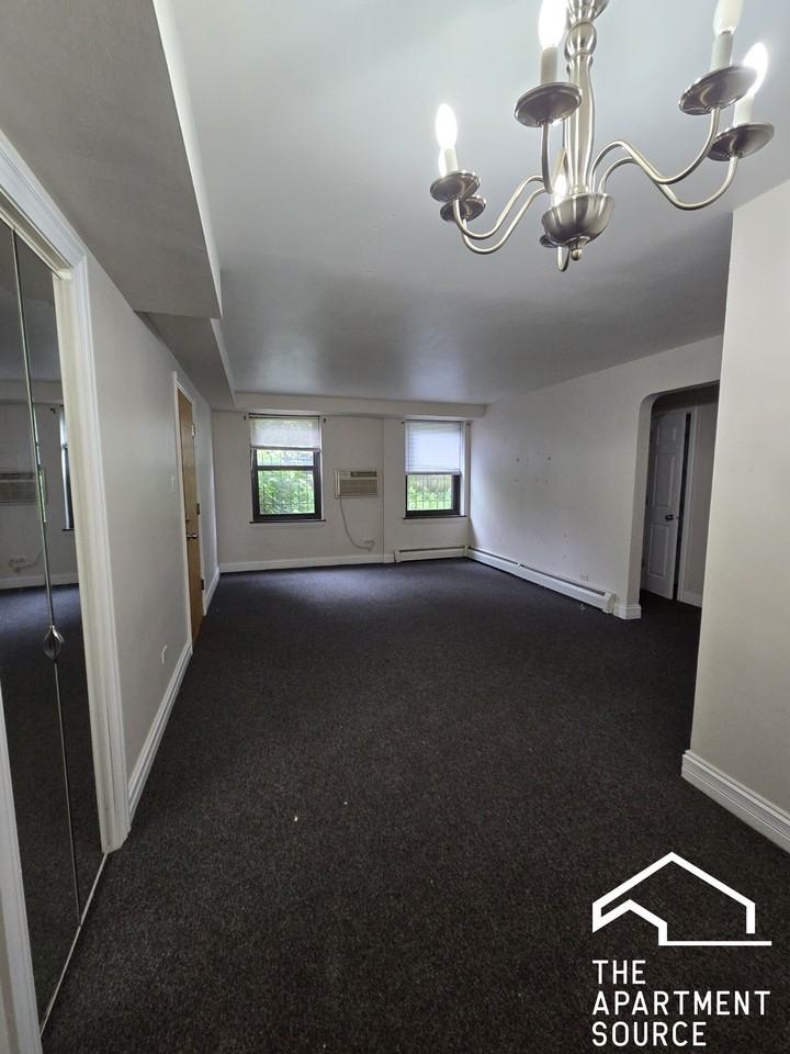 7326 N Ridge Blvd #1W - Photo 2 of 12