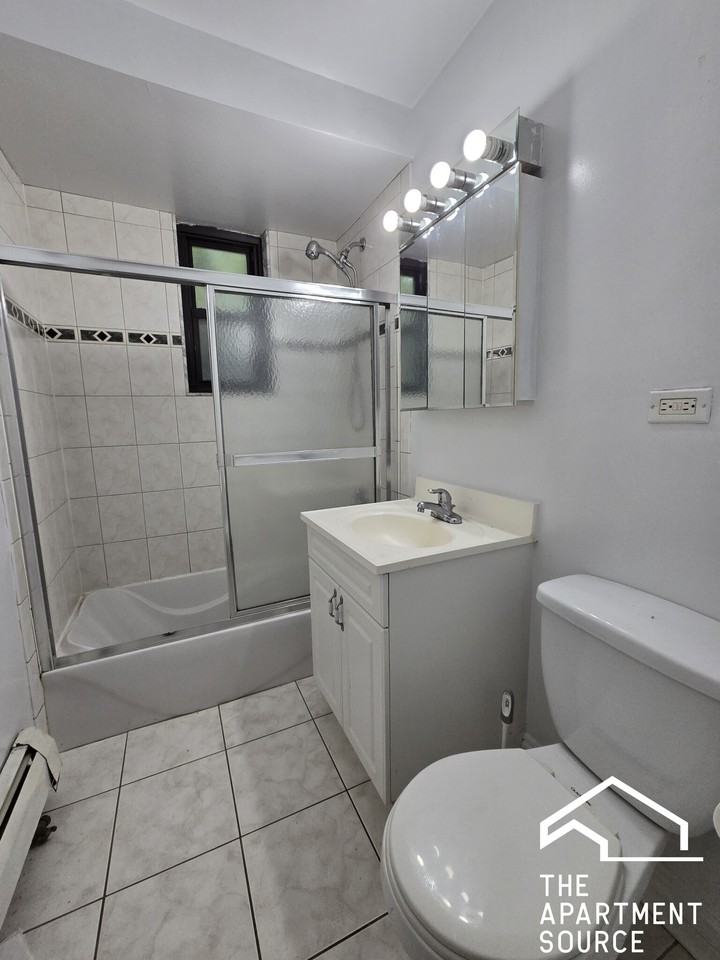 7326 N Ridge Blvd #1W - Photo 4 of 12