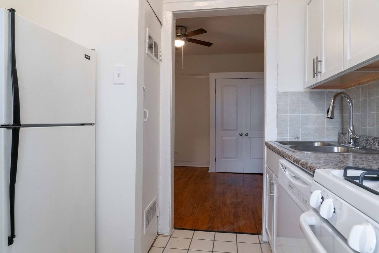 1468 W Argyle St #1R - Photo 6 of 11