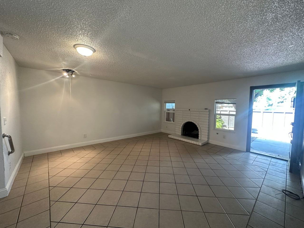 308 N Riverside Dr - Photo 3 of 20