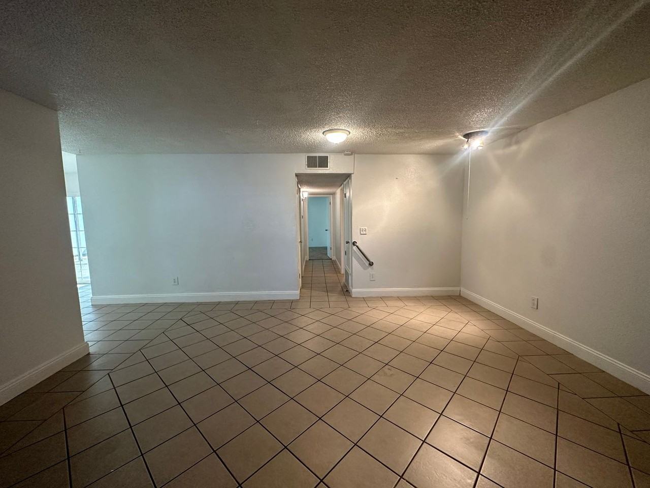 308 N Riverside Dr - Photo 4 of 20