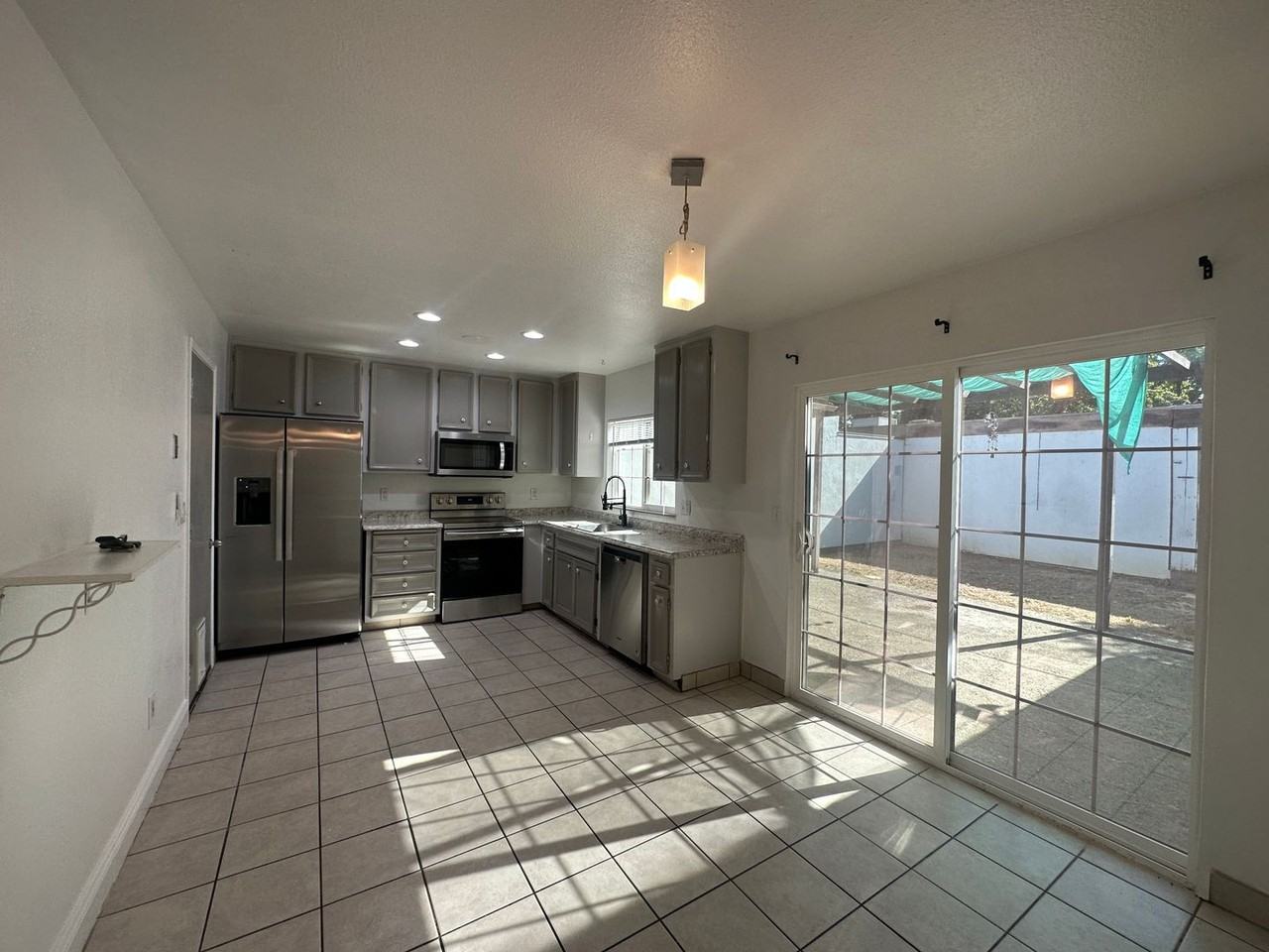 308 N Riverside Dr - Photo 5 of 20
