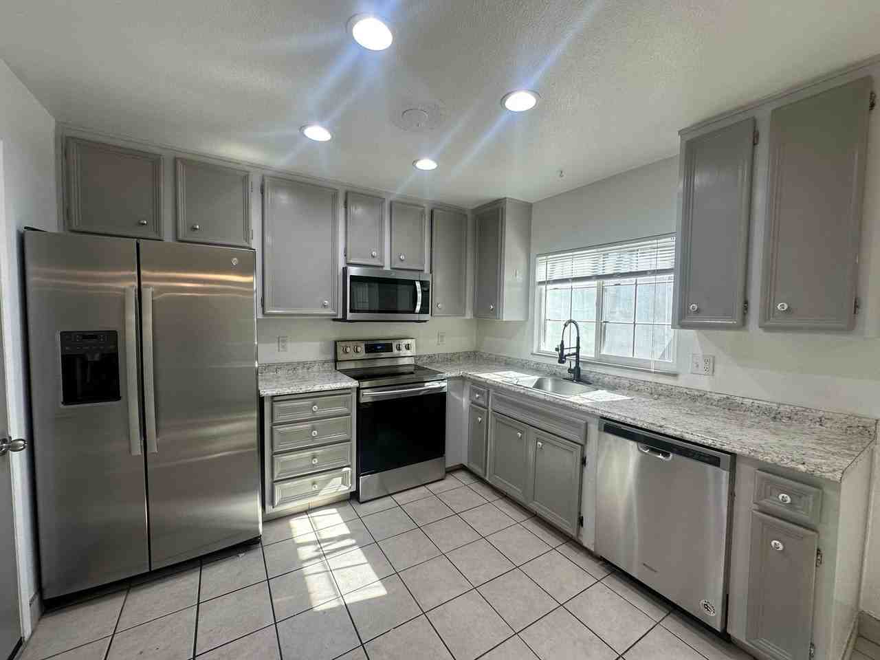 308 N Riverside Dr - Photo 6 of 20