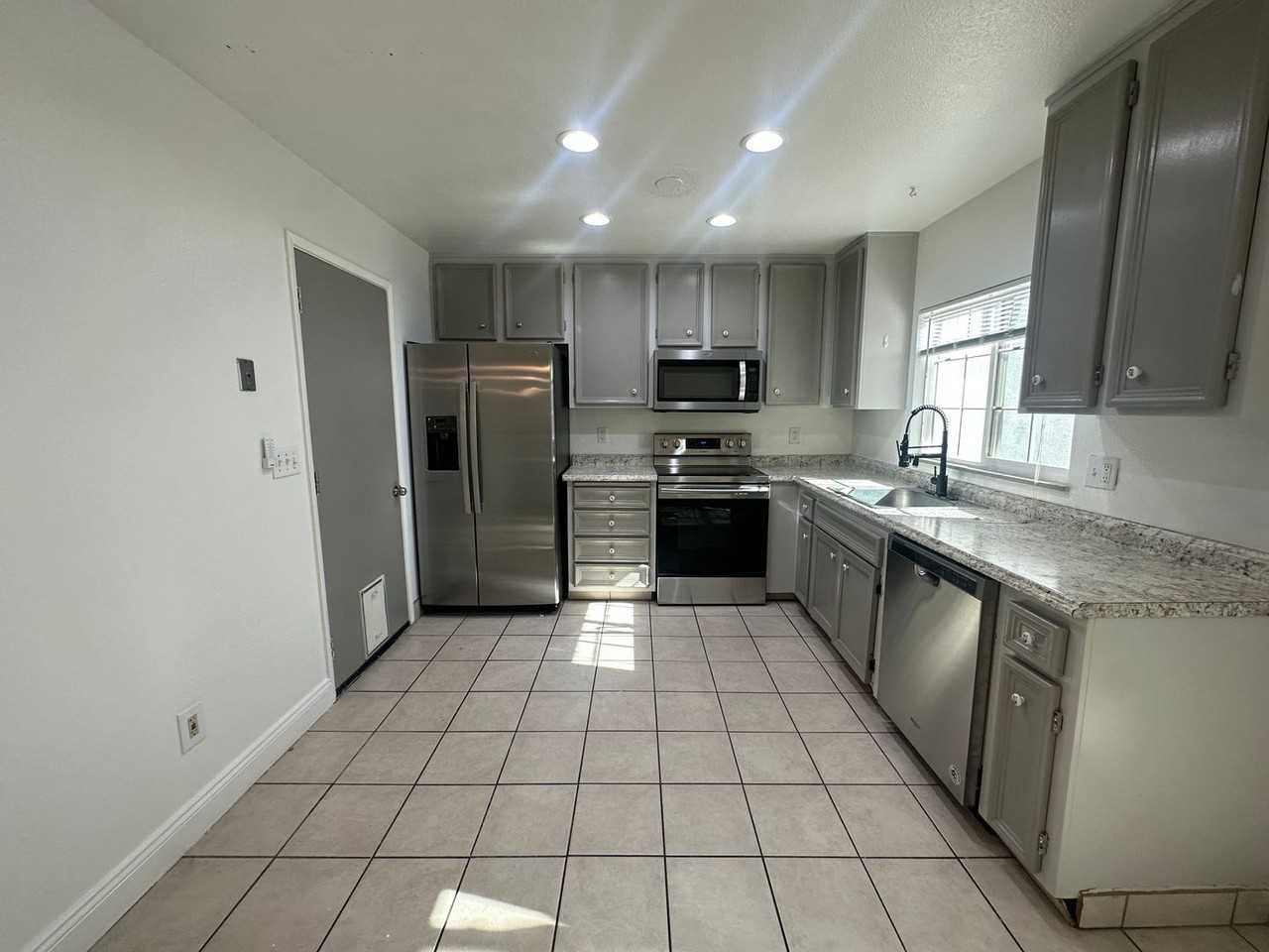308 N Riverside Dr - Photo 7 of 20