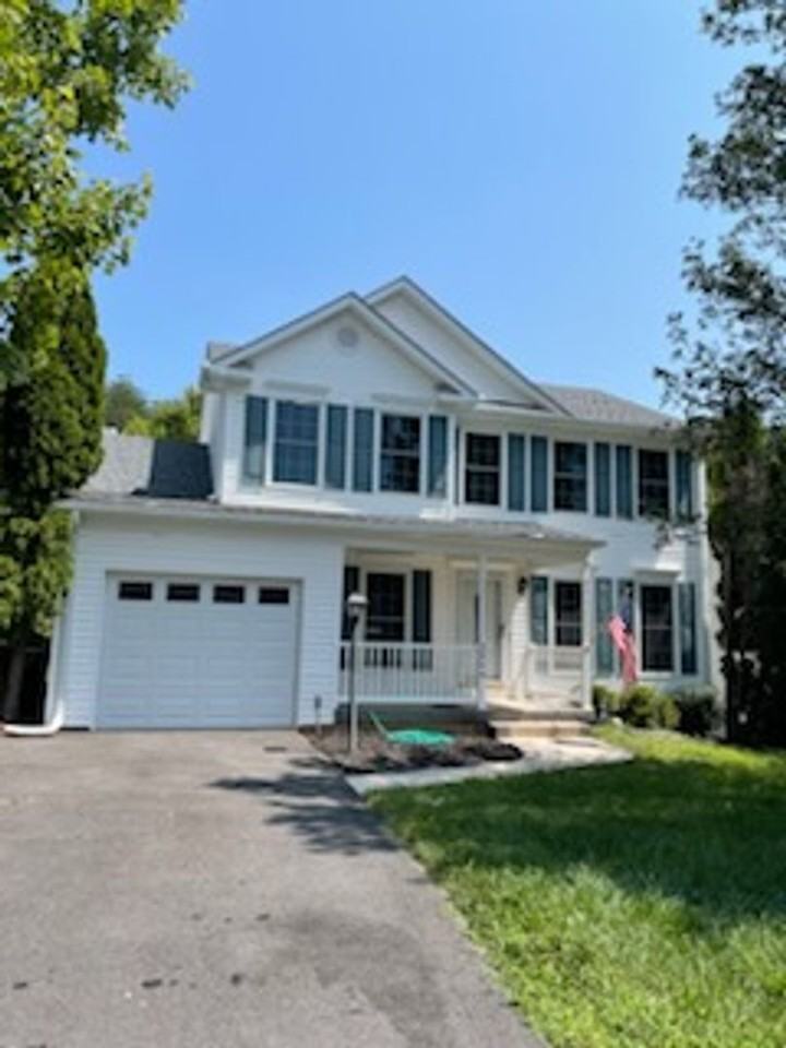 5569 Roundtree Dr - Photo 3 of 43