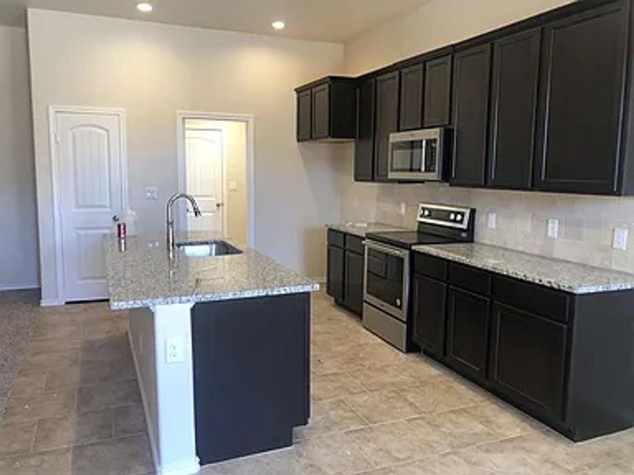 912 Yancy St - Photo 4 of 7