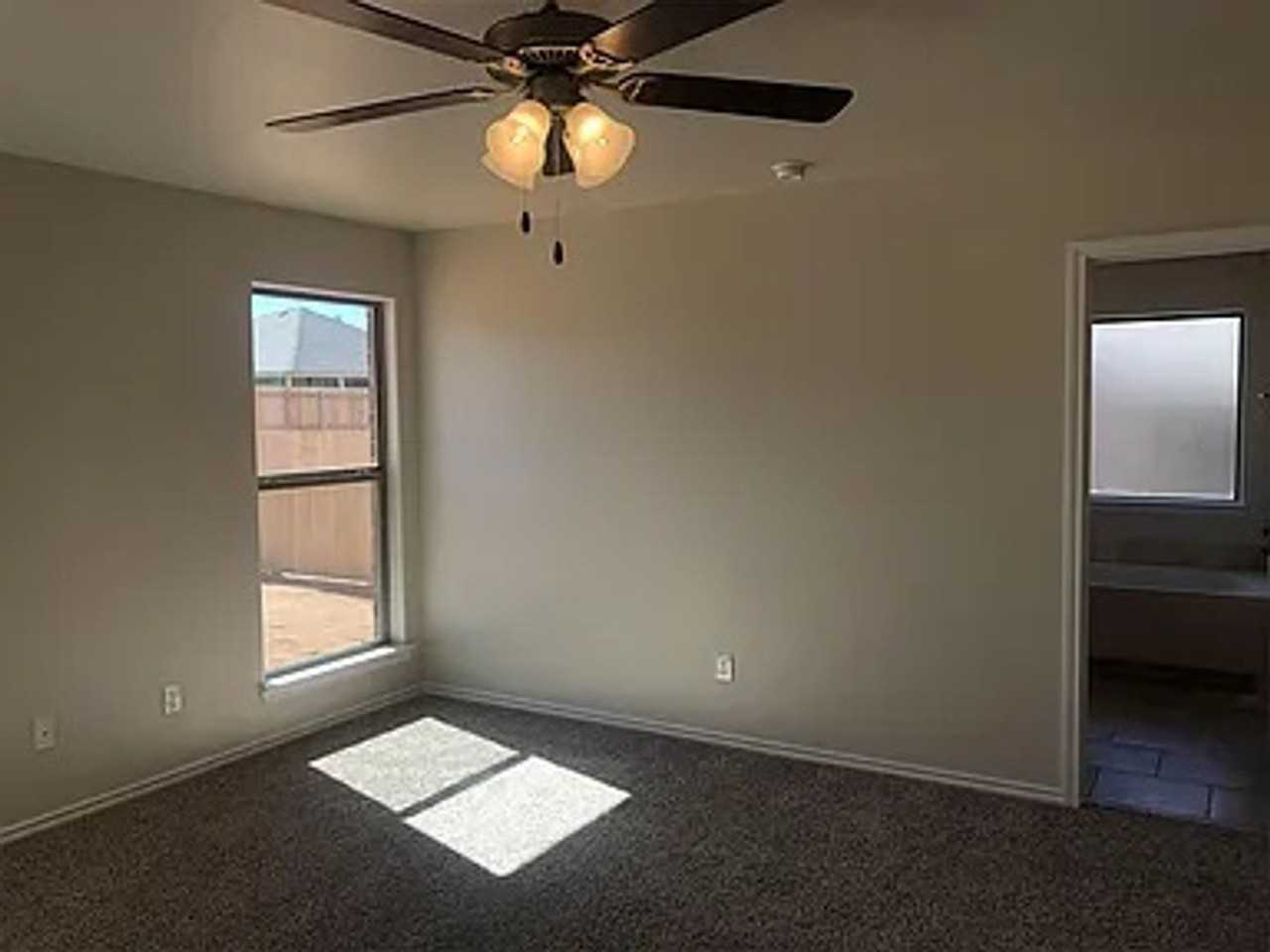 912 Yancy St - Photo 6 of 7