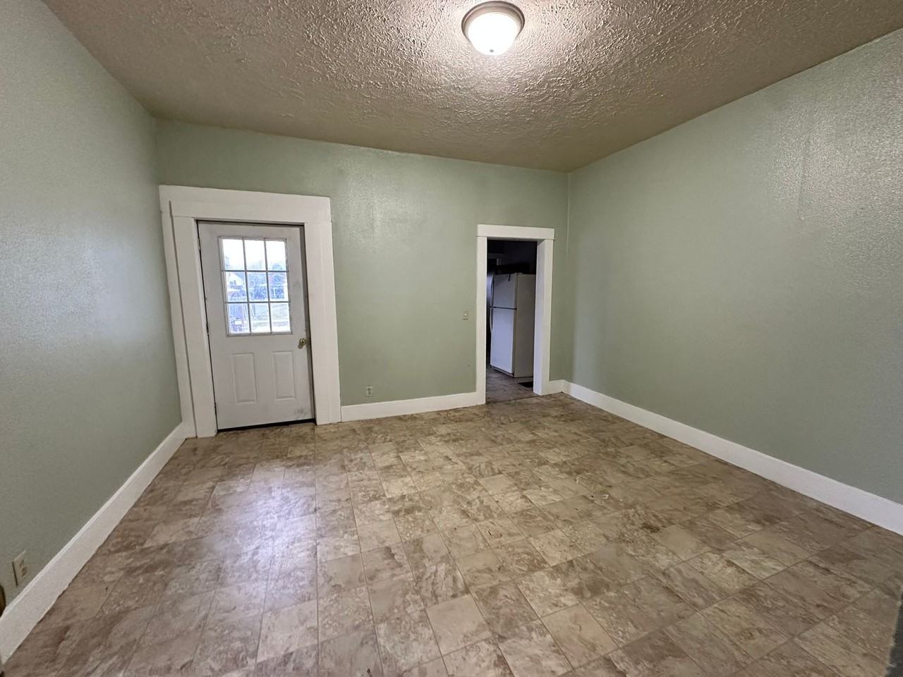 315 W 3rd - Photo 3 of 7