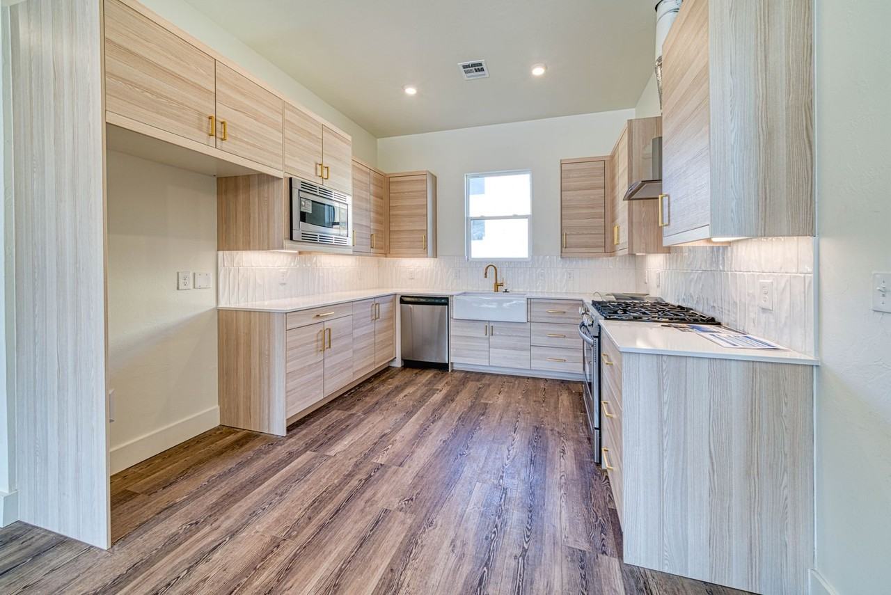2528 Nw 129th St - Photo 4 of 19
