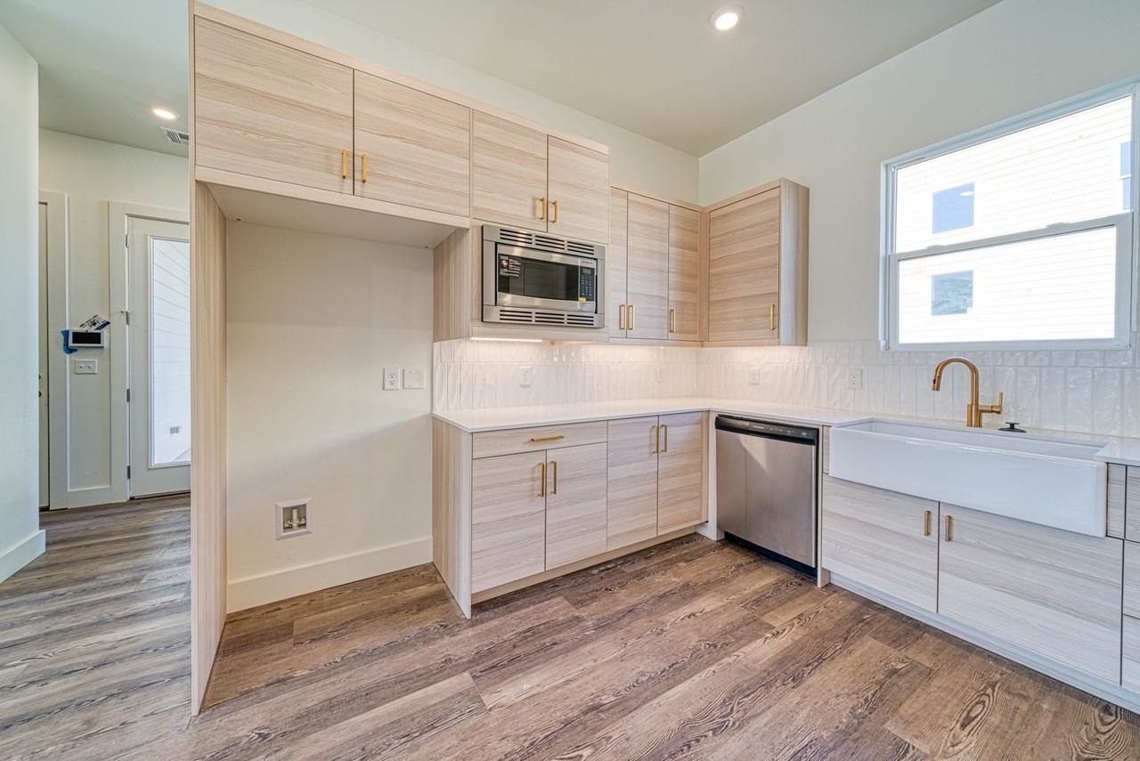 2528 Nw 129th St - Photo 5 of 19