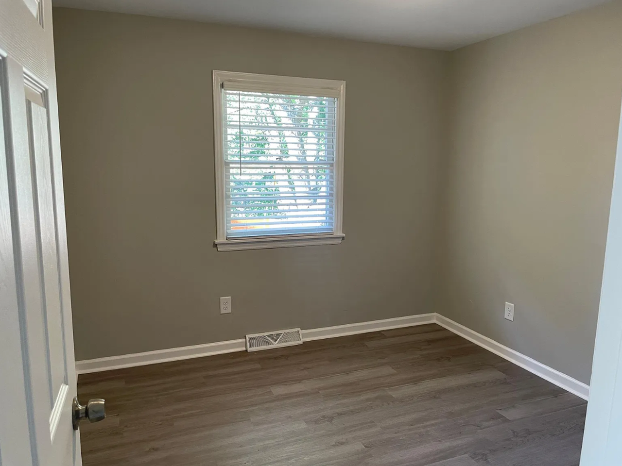1907 W Cone Blvd - Photo 6 of 10