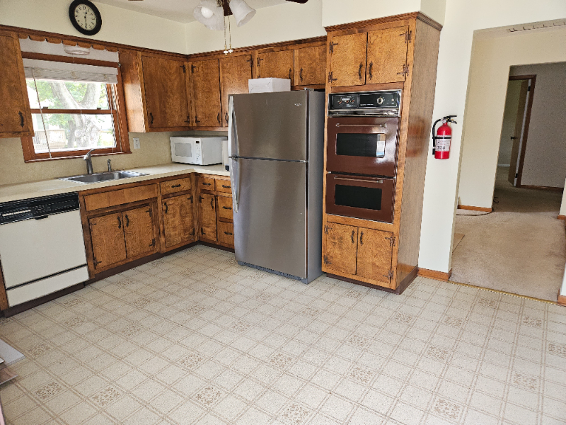 111 Hickory St - Photo 3 of 12