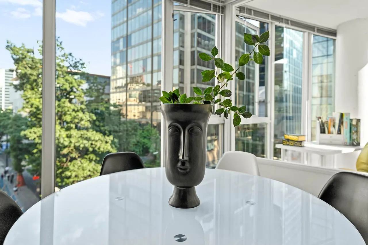 590 Robson Street - Photo 7 of 16