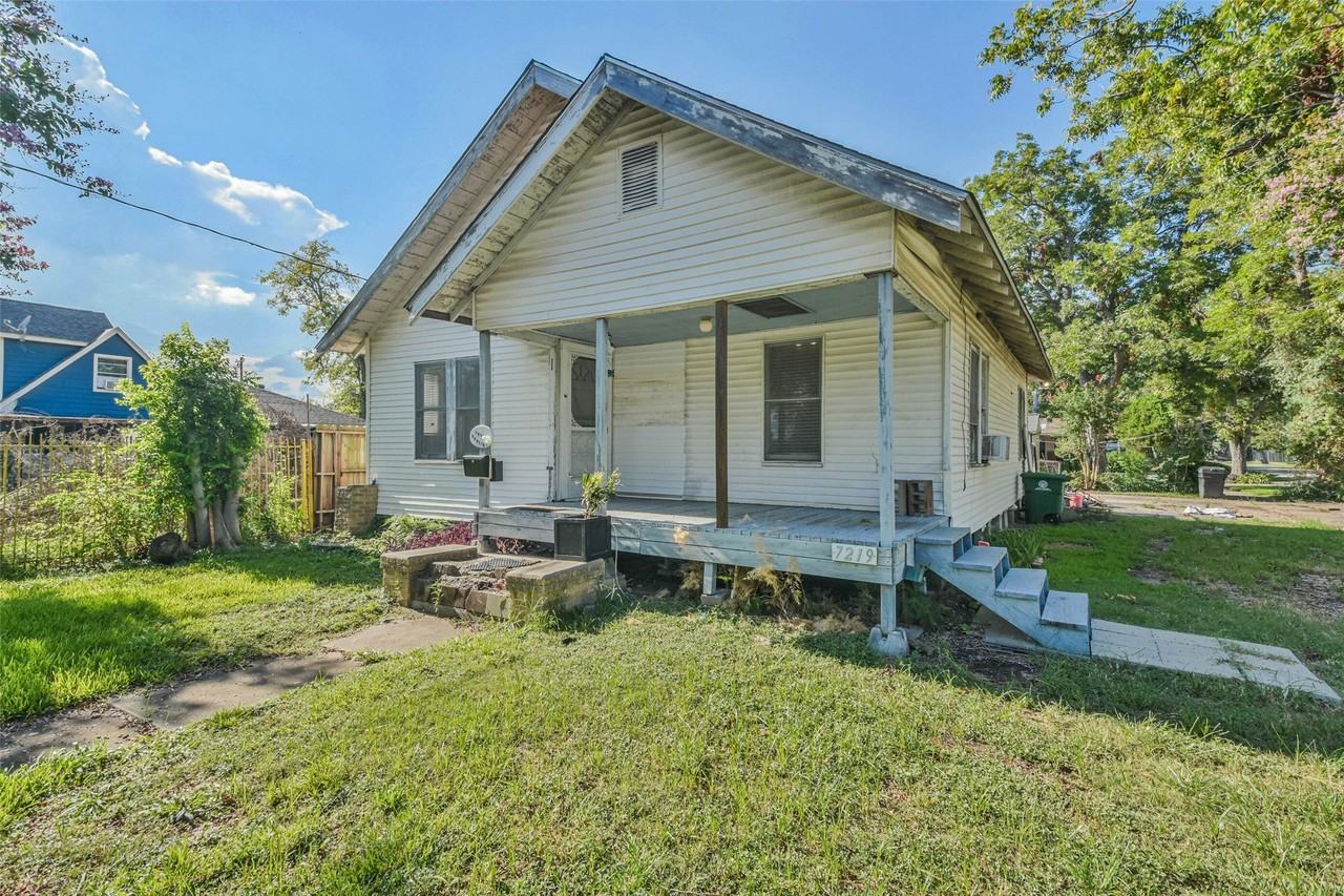 7219 Dahlia St - Photo 2 of 30