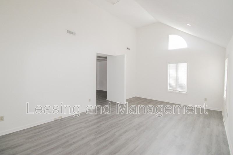 109 Wappoo Creek Dr - Photo 3 of 9