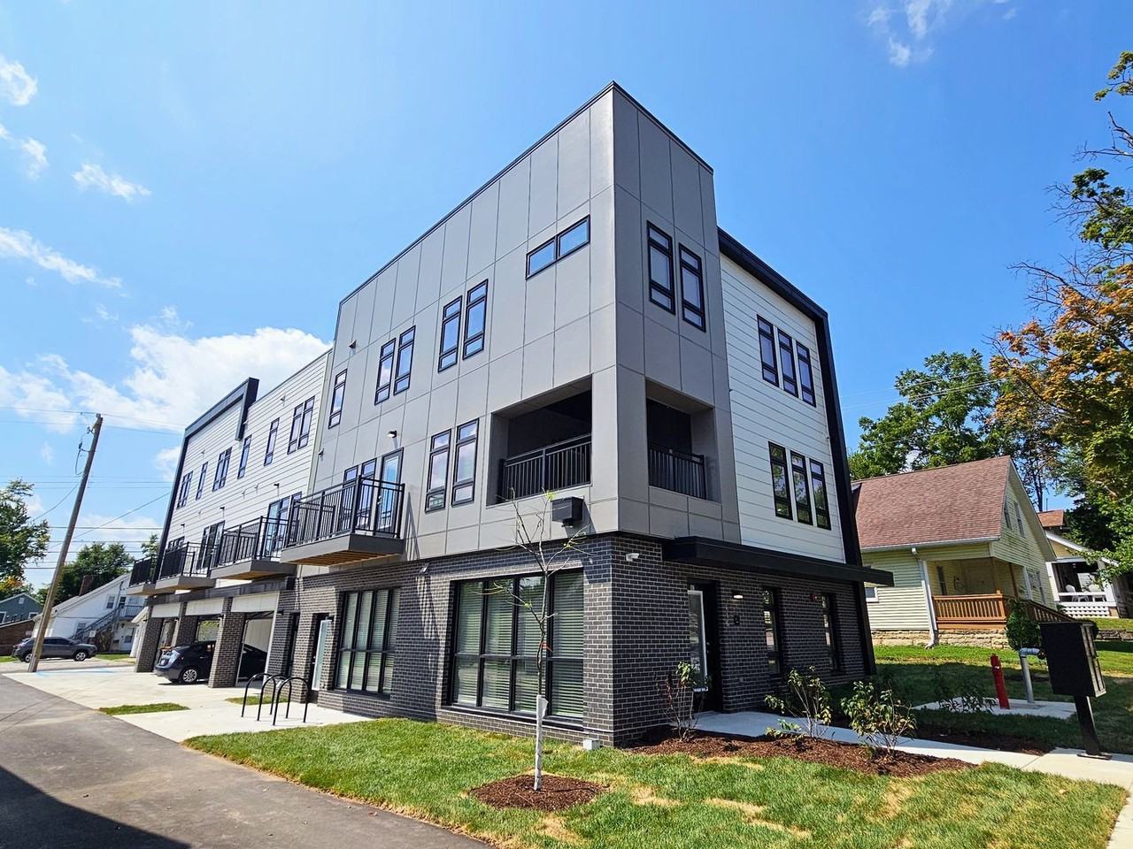 416 E Cottage Grove Ave - Photo 2 of 30