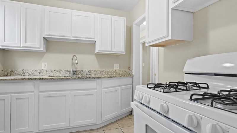 19223 Beaconsfield St - Photo 3 of 15