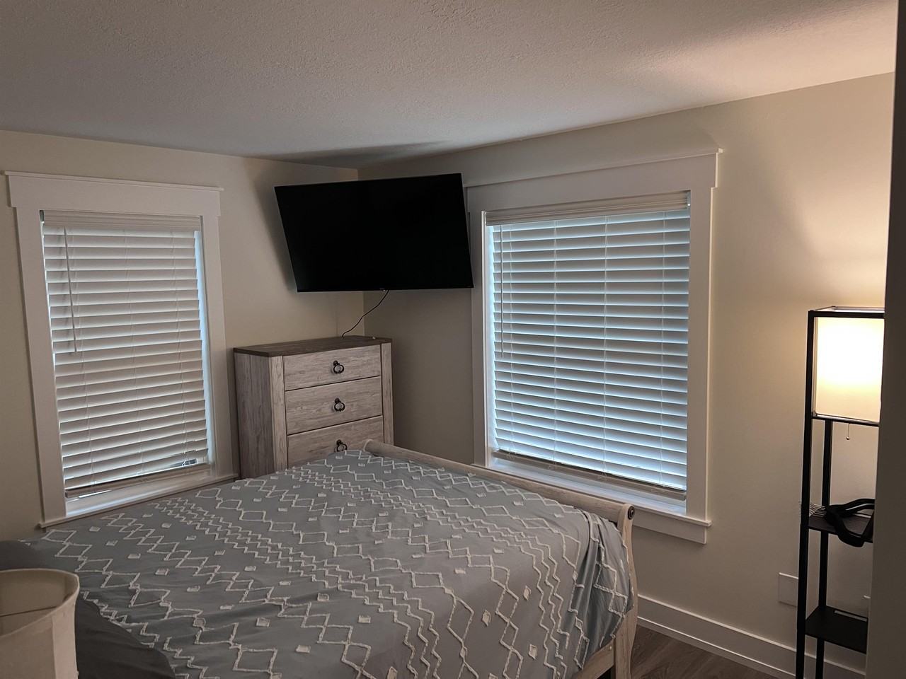 208 A ST - Photo 2 of 12