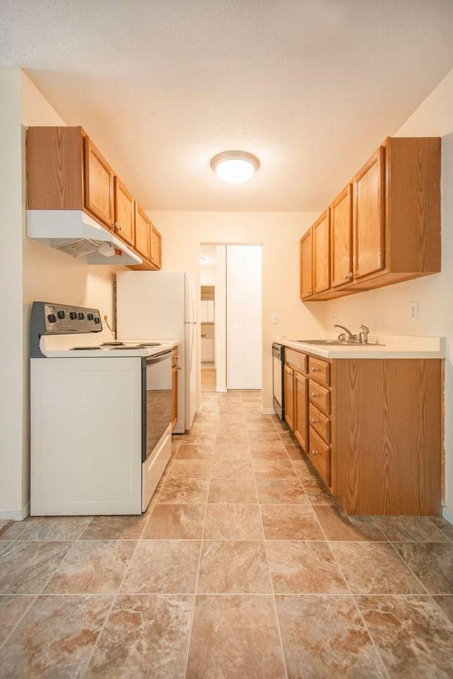 Excelsior Manor Apartments - Photo 2 of 25