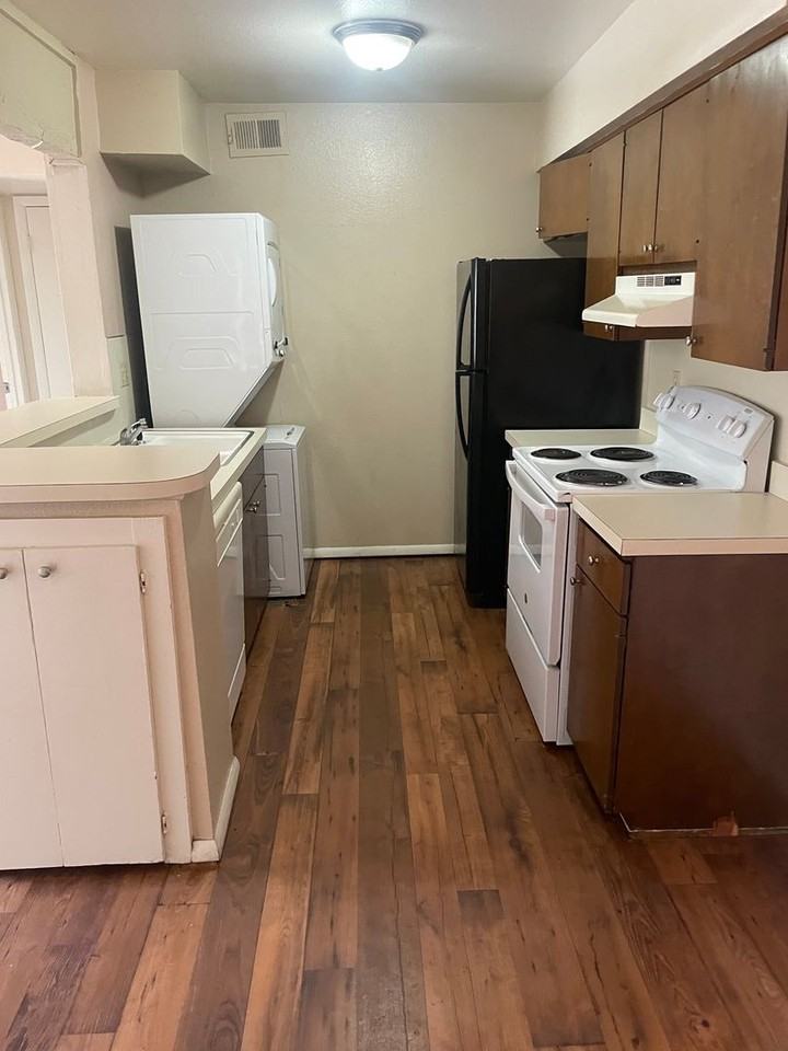 5988 E 33rd Ct - Photo 5 of 7