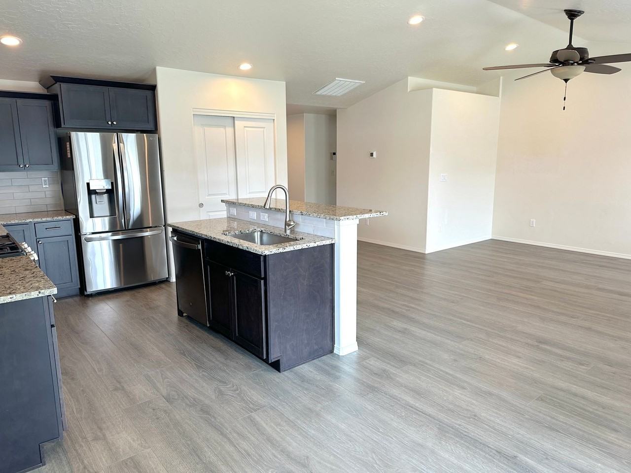631 Stanley Lake St - Photo 4 of 24