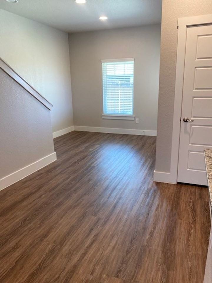 376 Hemphill St - Photo 3 of 20