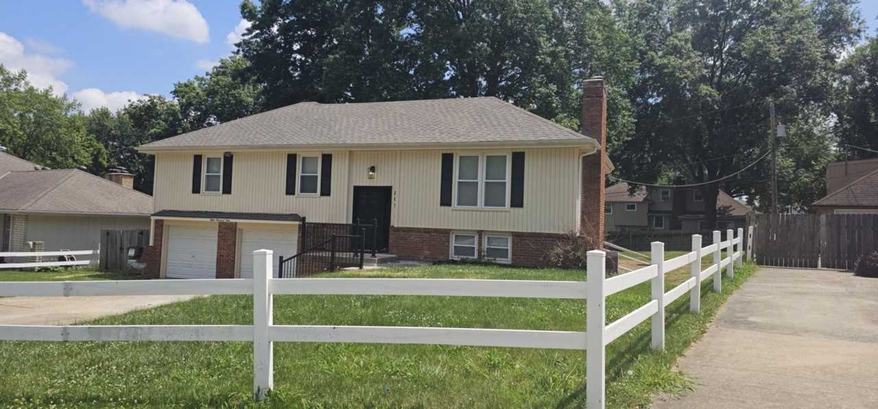 809 Ne 74th St - Photo 2 of 38