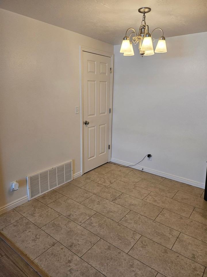 1477 S 430 W - Photo 4 of 21