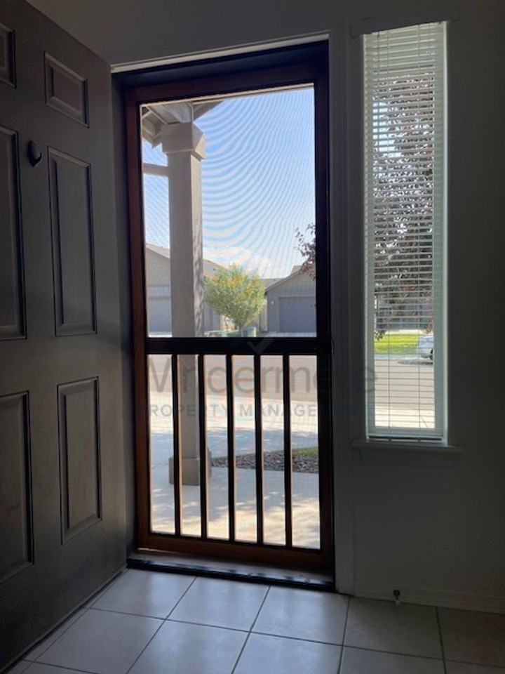 1160 Sw Virginia St - Photo 2 of 24