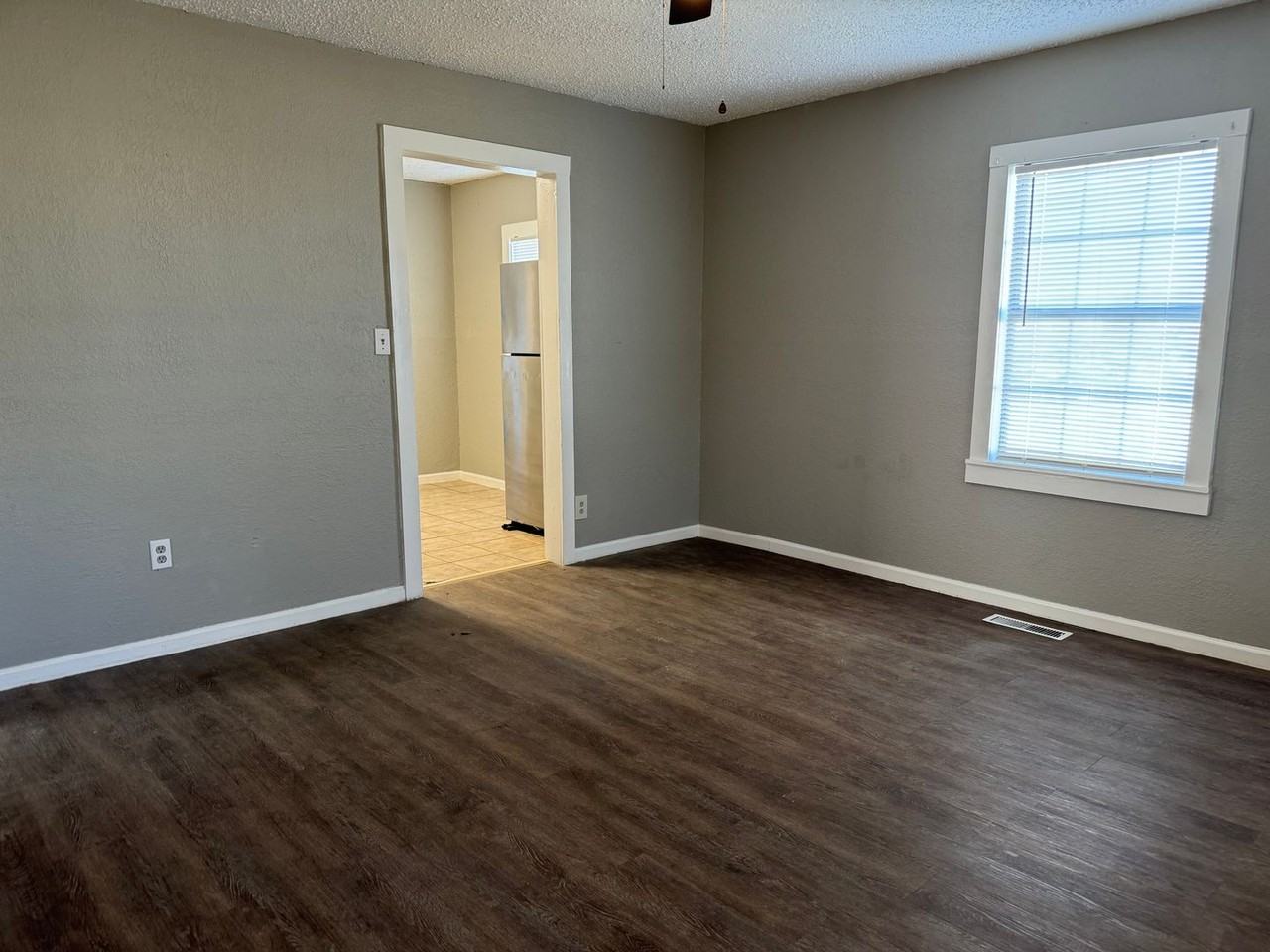 852 N Columbia Ave - Photo 3 of 28