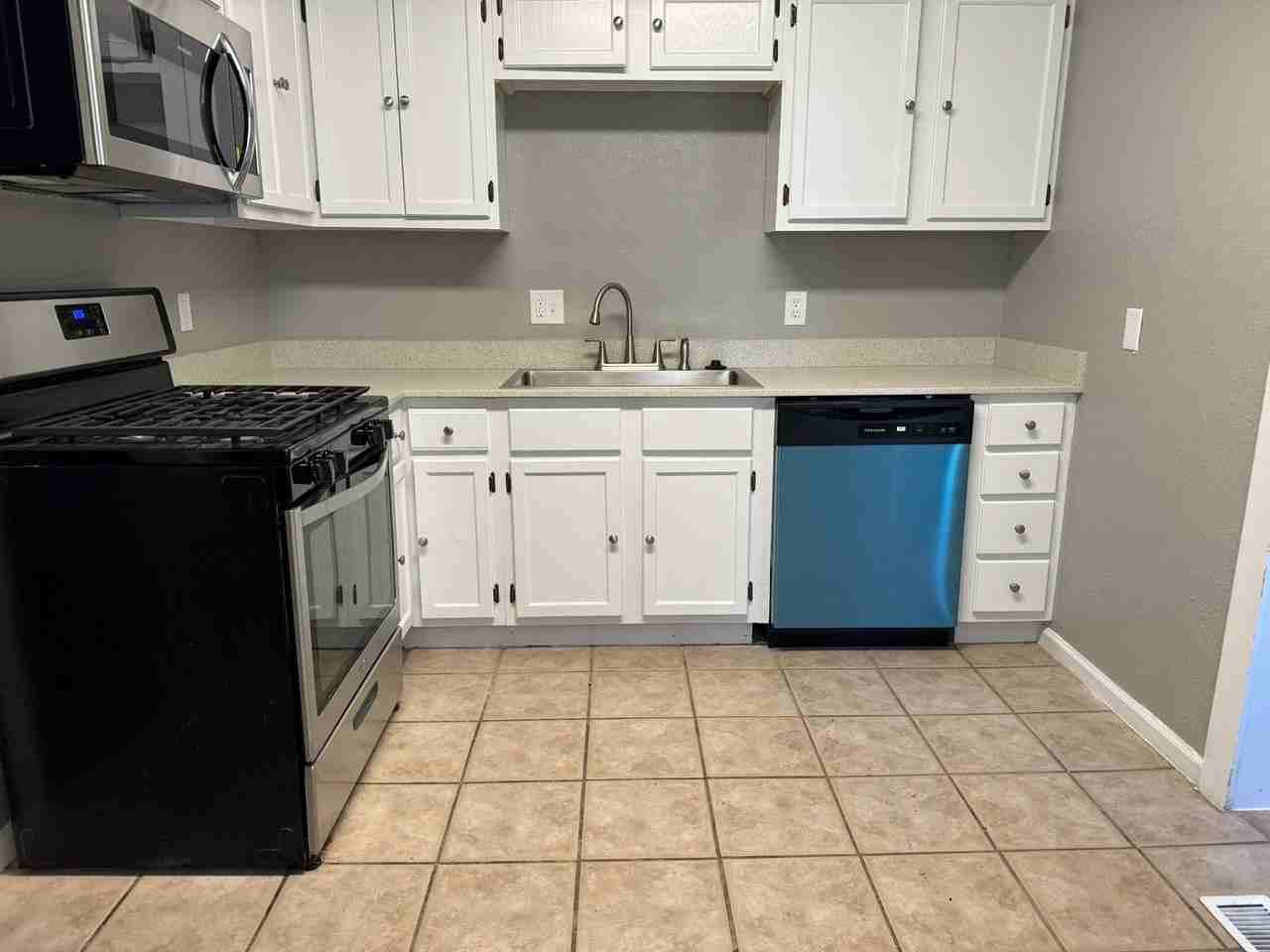 852 N Columbia Ave - Photo 6 of 28