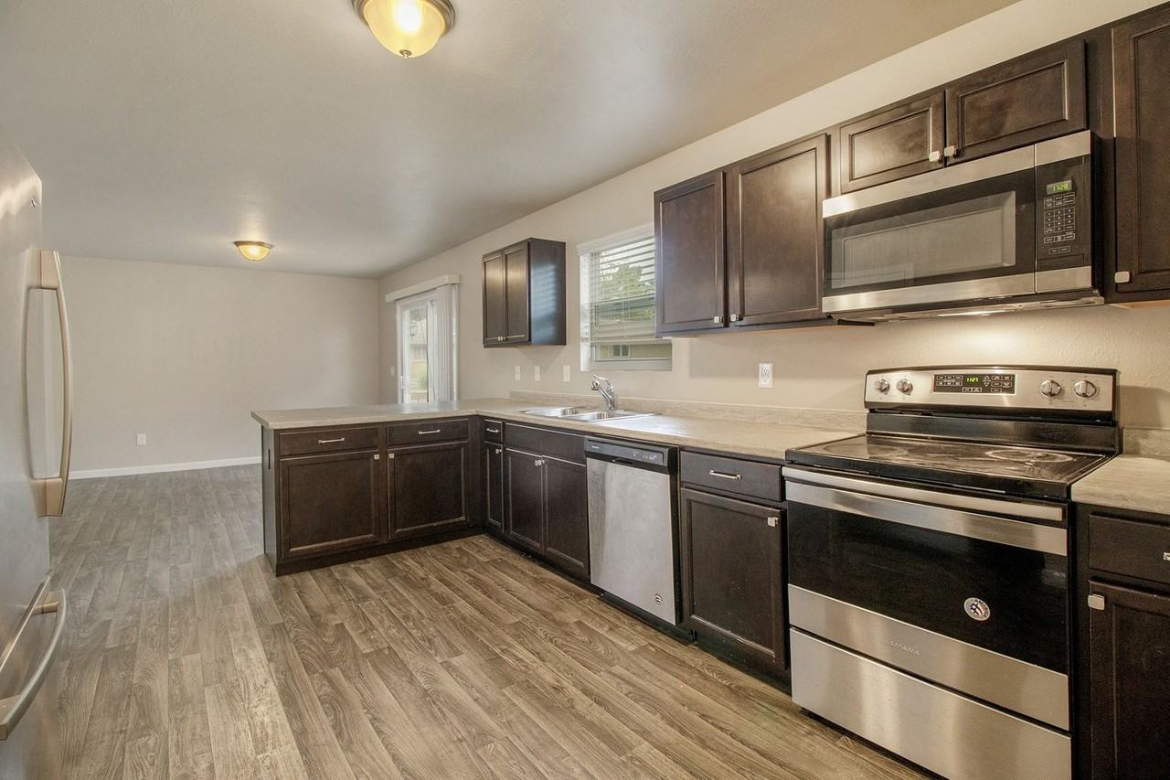 7043 Wildflower Ct - Photo 3 of 18