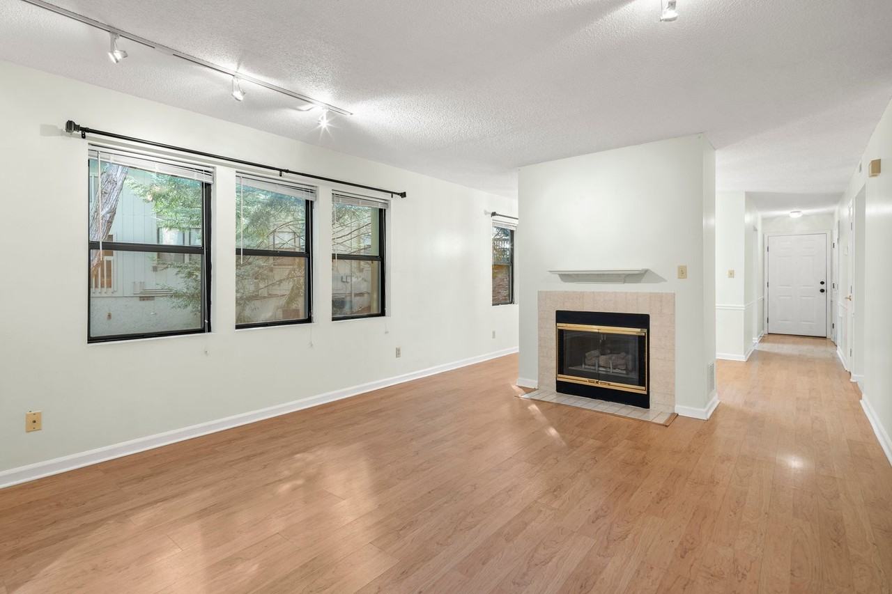 1905 Abbey Cir - Photo 4 of 23