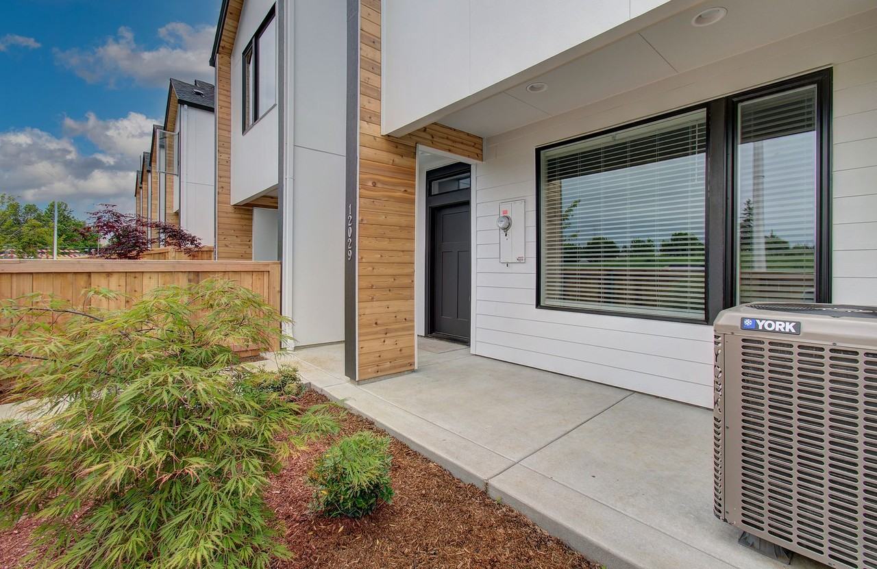 12029 Se 5th St - Photo 3 of 27