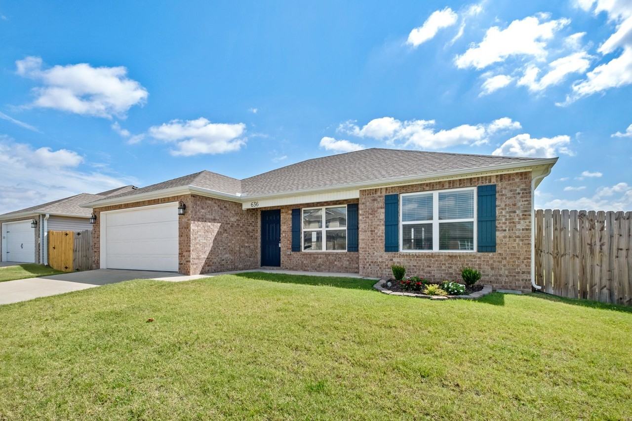 636 Woodcreek Loop - Photo 2 of 27