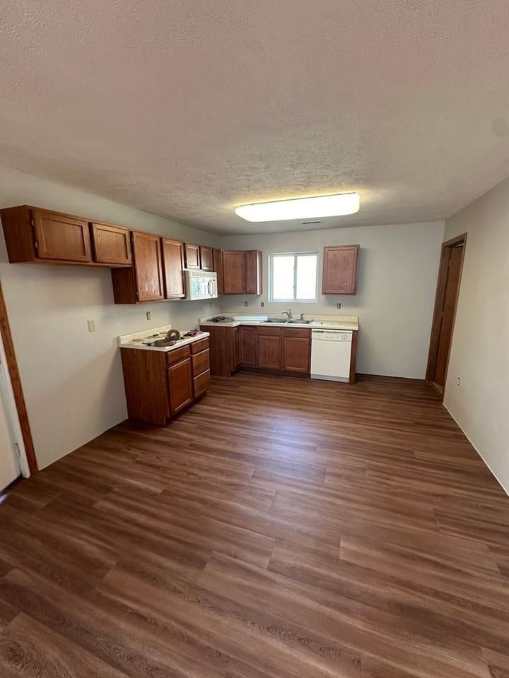 111 E Phillip Ave - Photo 3 of 7