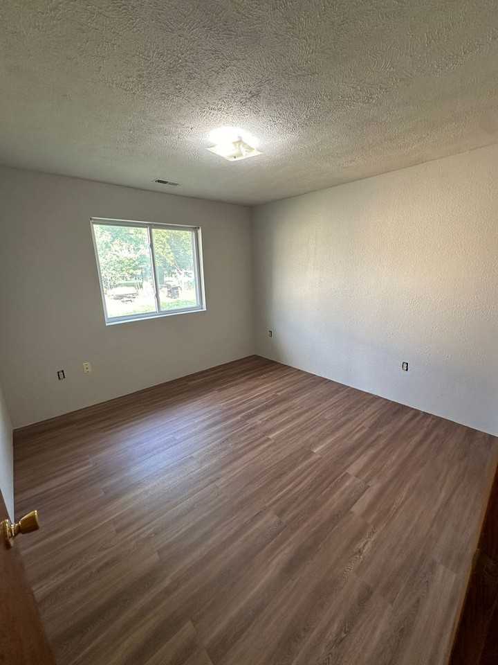 111 E Phillip Ave - Photo 6 of 7