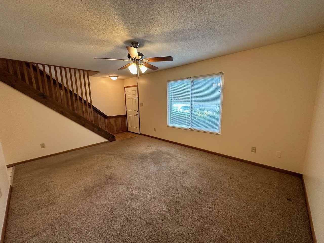 [01805M] - Photo 2 of 19