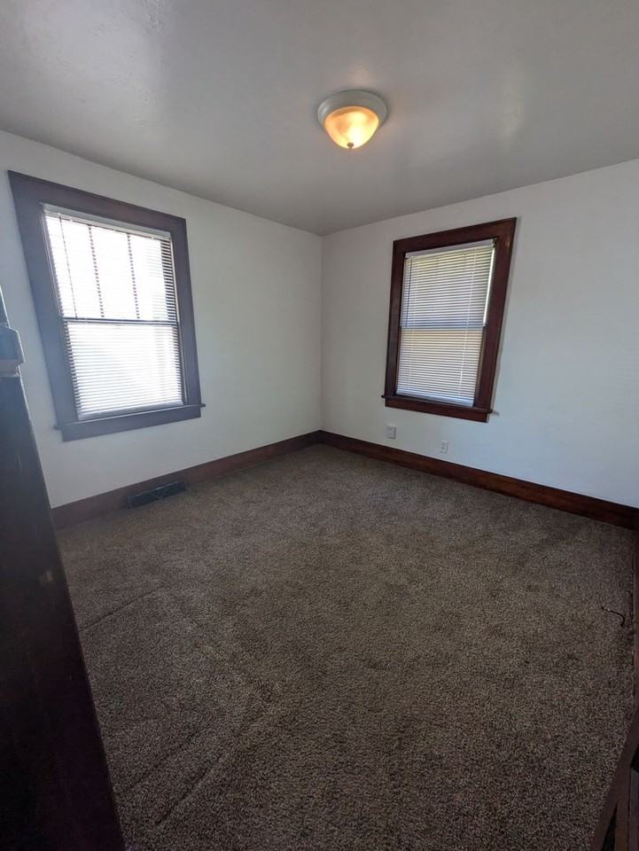 813 Kern St - Photo 3 of 10