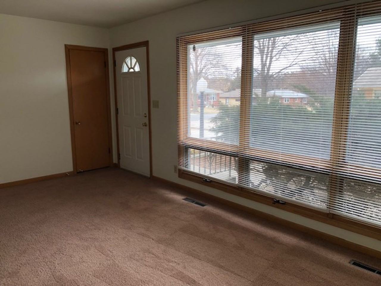 853/855 - Photo 2 of 8