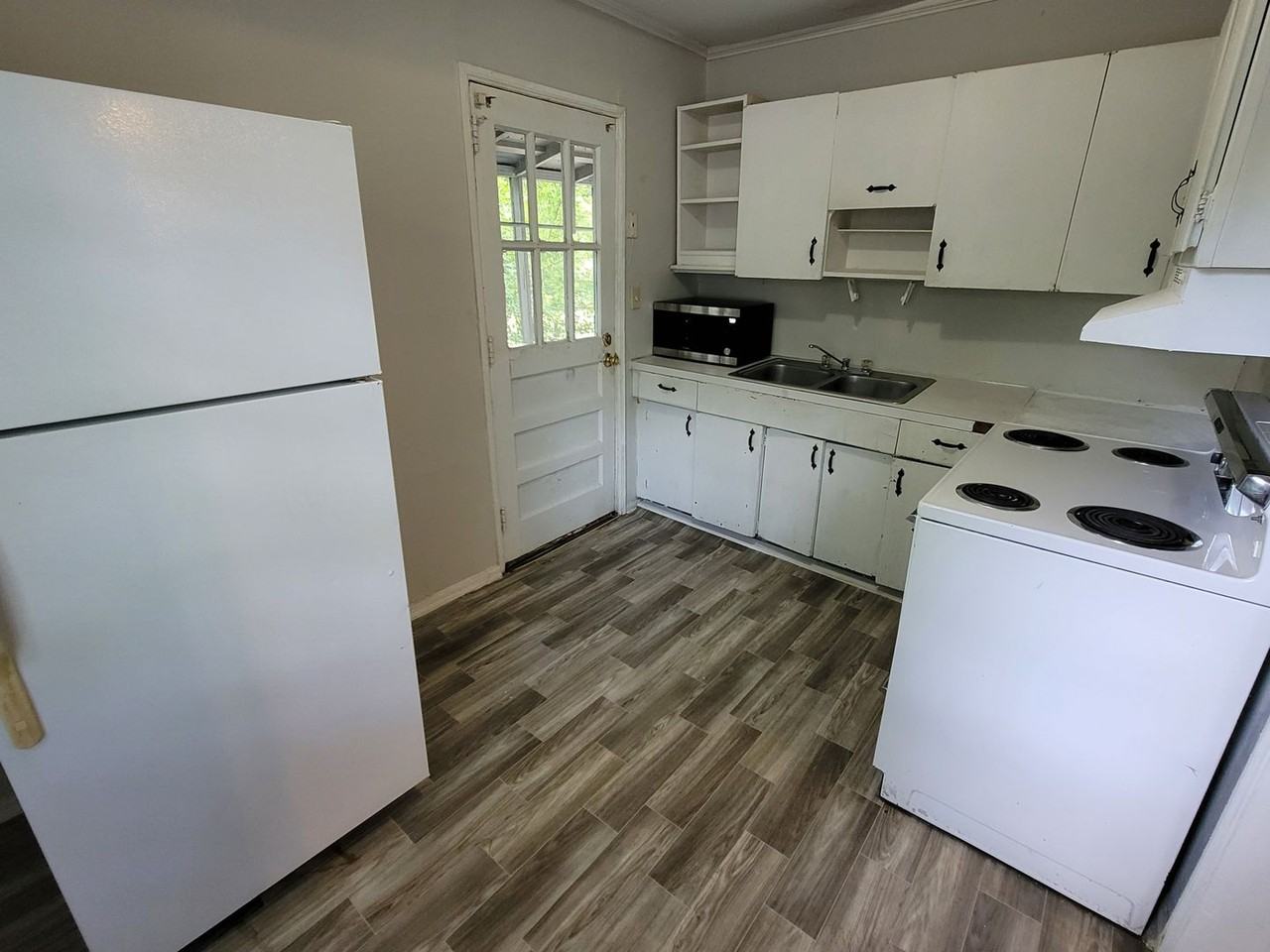 2833 Wesley Dr - Photo 4 of 9