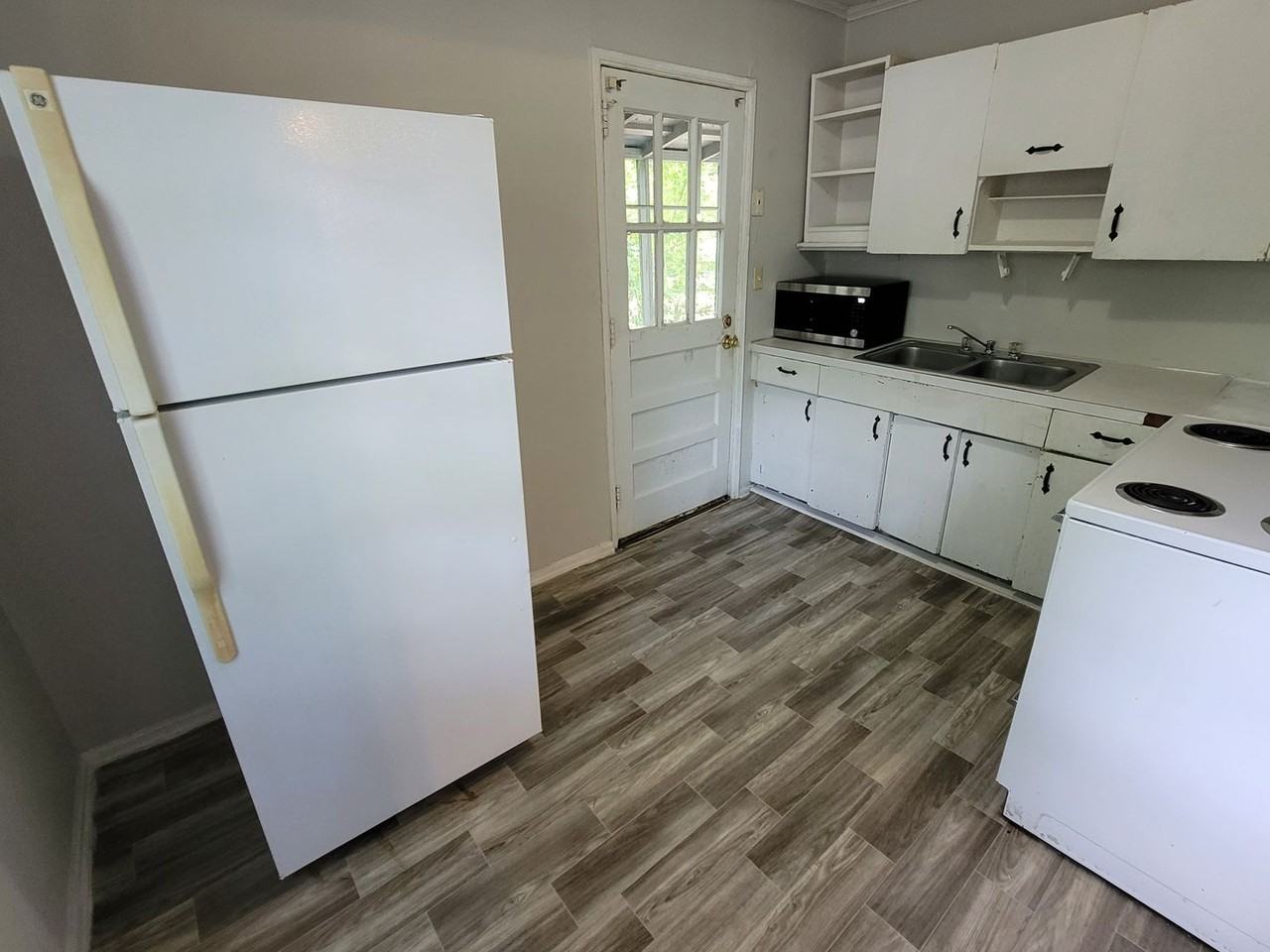 2833 Wesley Dr - Photo 5 of 9
