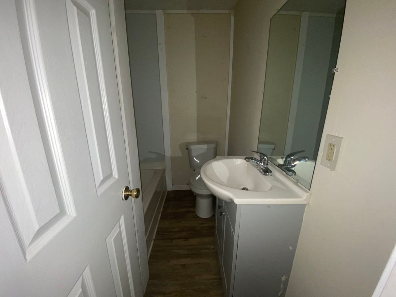 302 Oak St - Photo 3 of 6