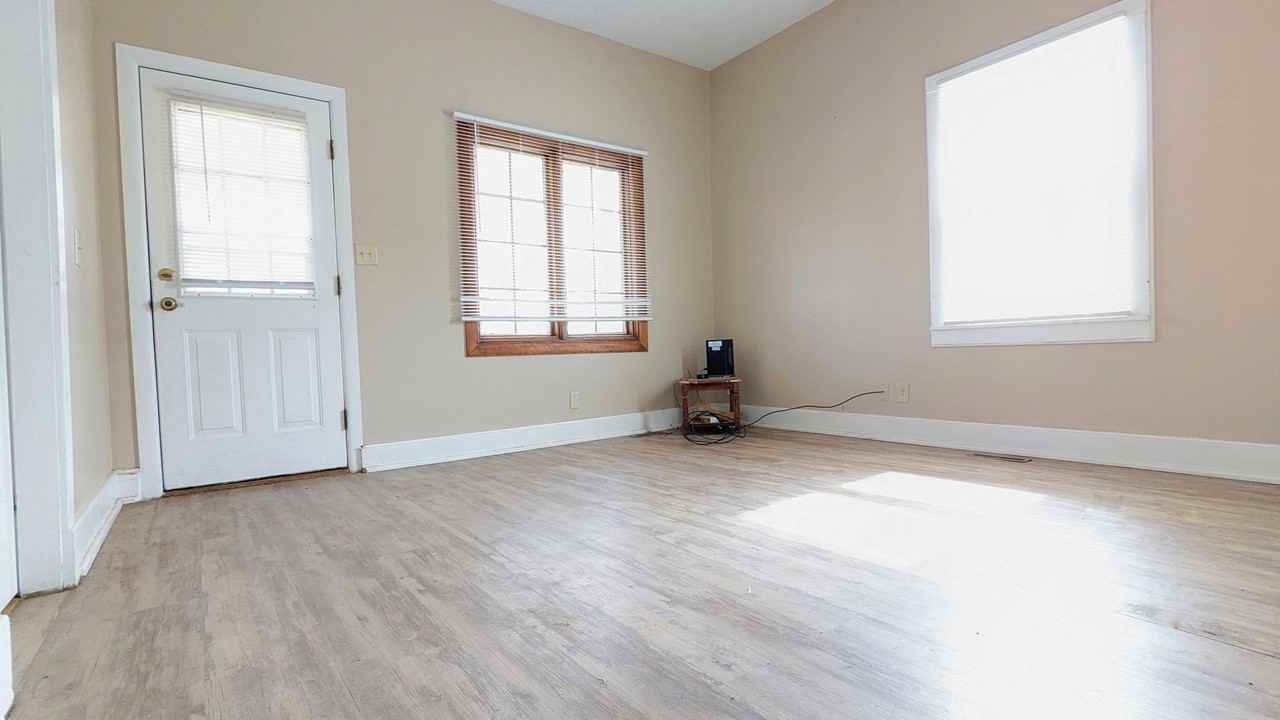 103 S Maple St - Photo 2 of 10